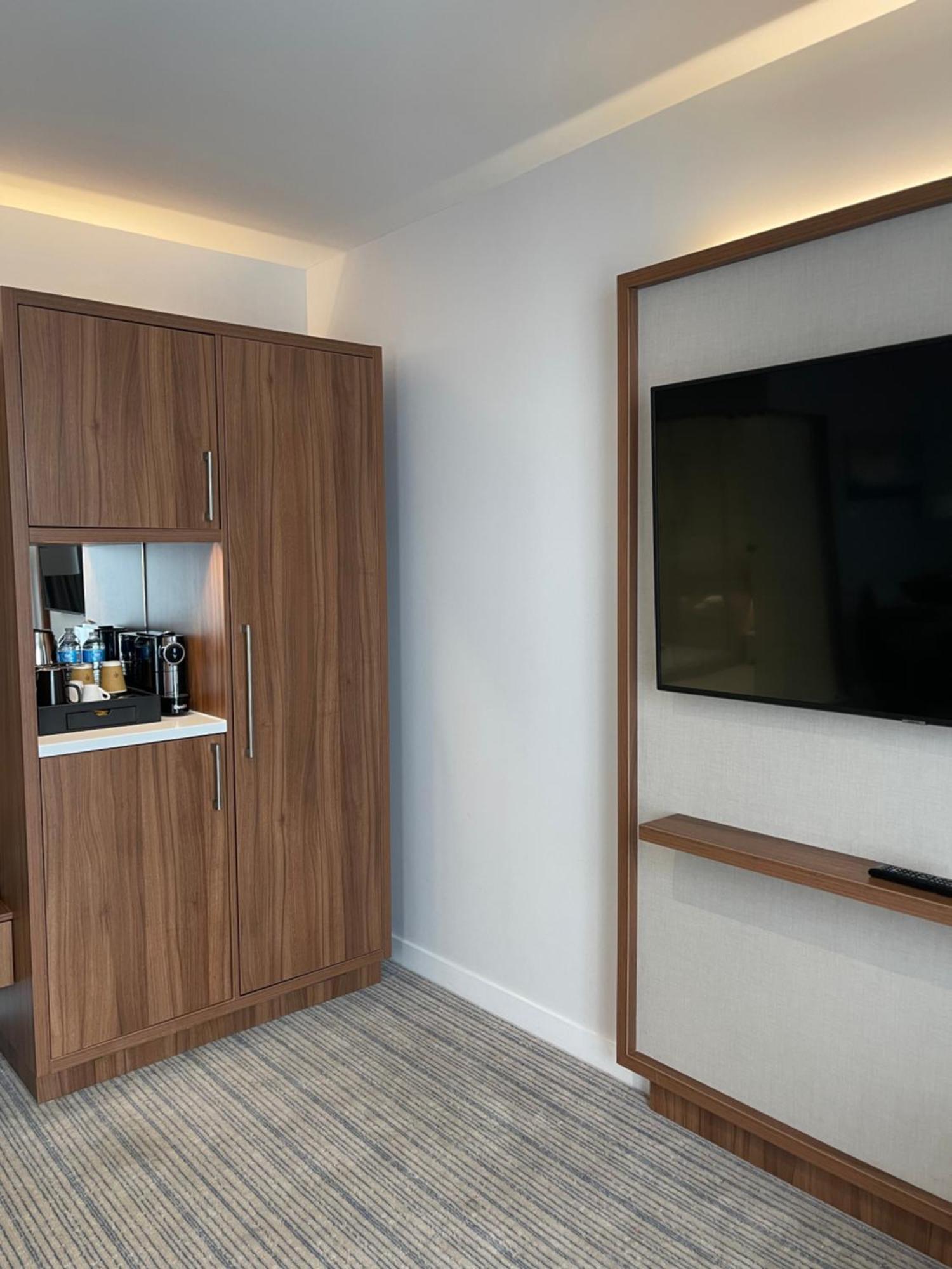 Courtyard By Marriott London Heathrow Airport Hotel Harlington  Bagian luar foto