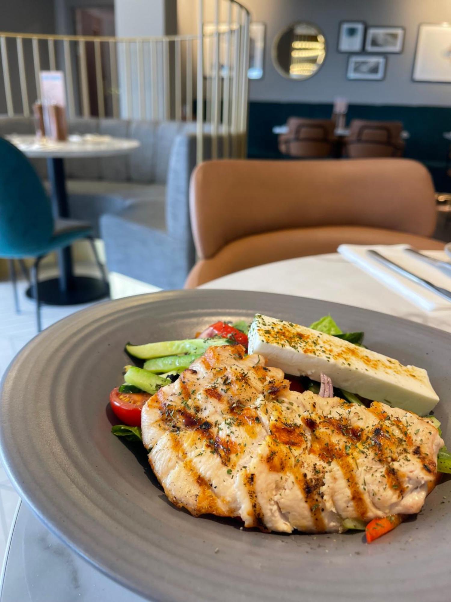 Courtyard By Marriott London Heathrow Airport Hotel Harlington  Bagian luar foto