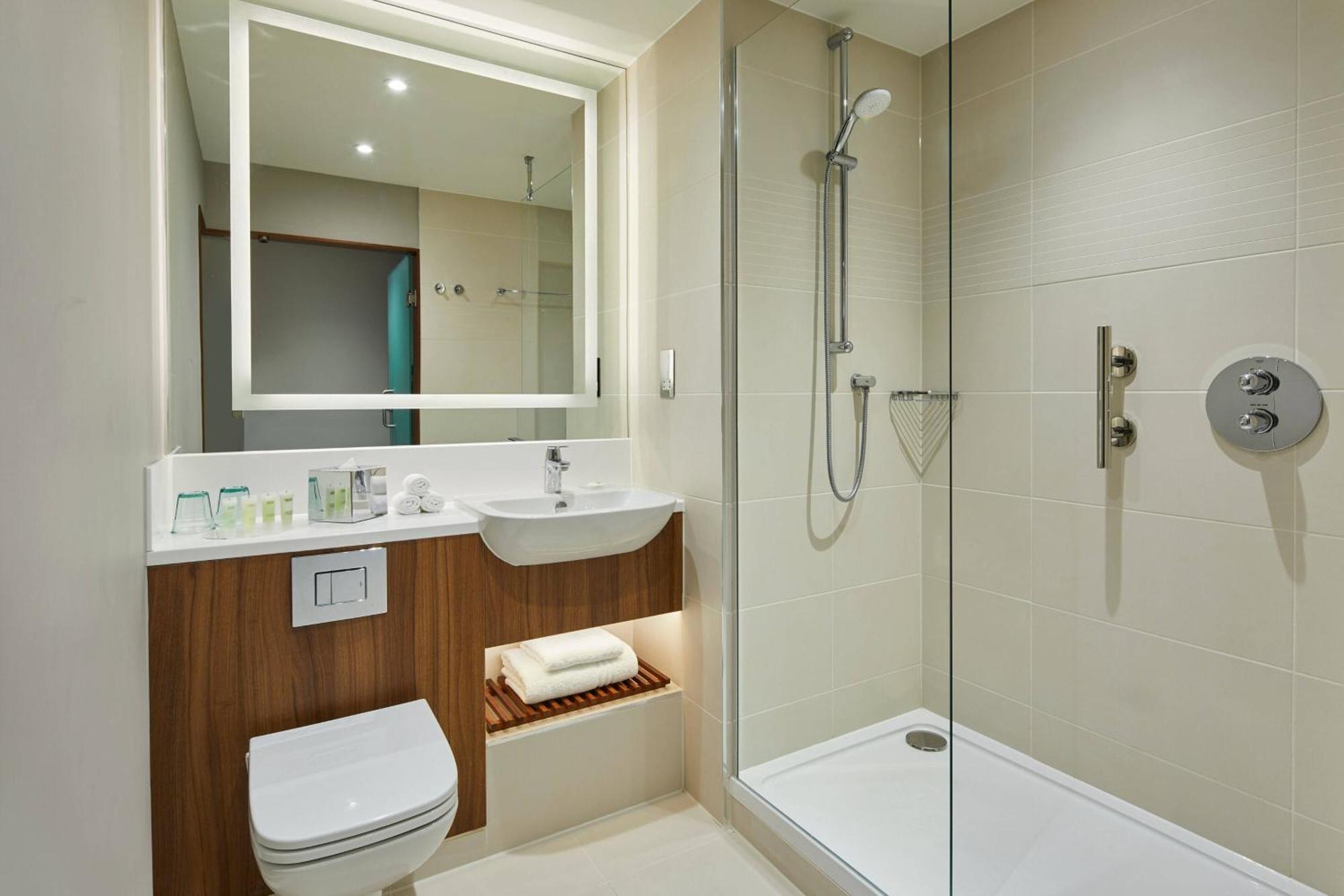 Courtyard By Marriott London Heathrow Airport Hotel Harlington  Bagian luar foto