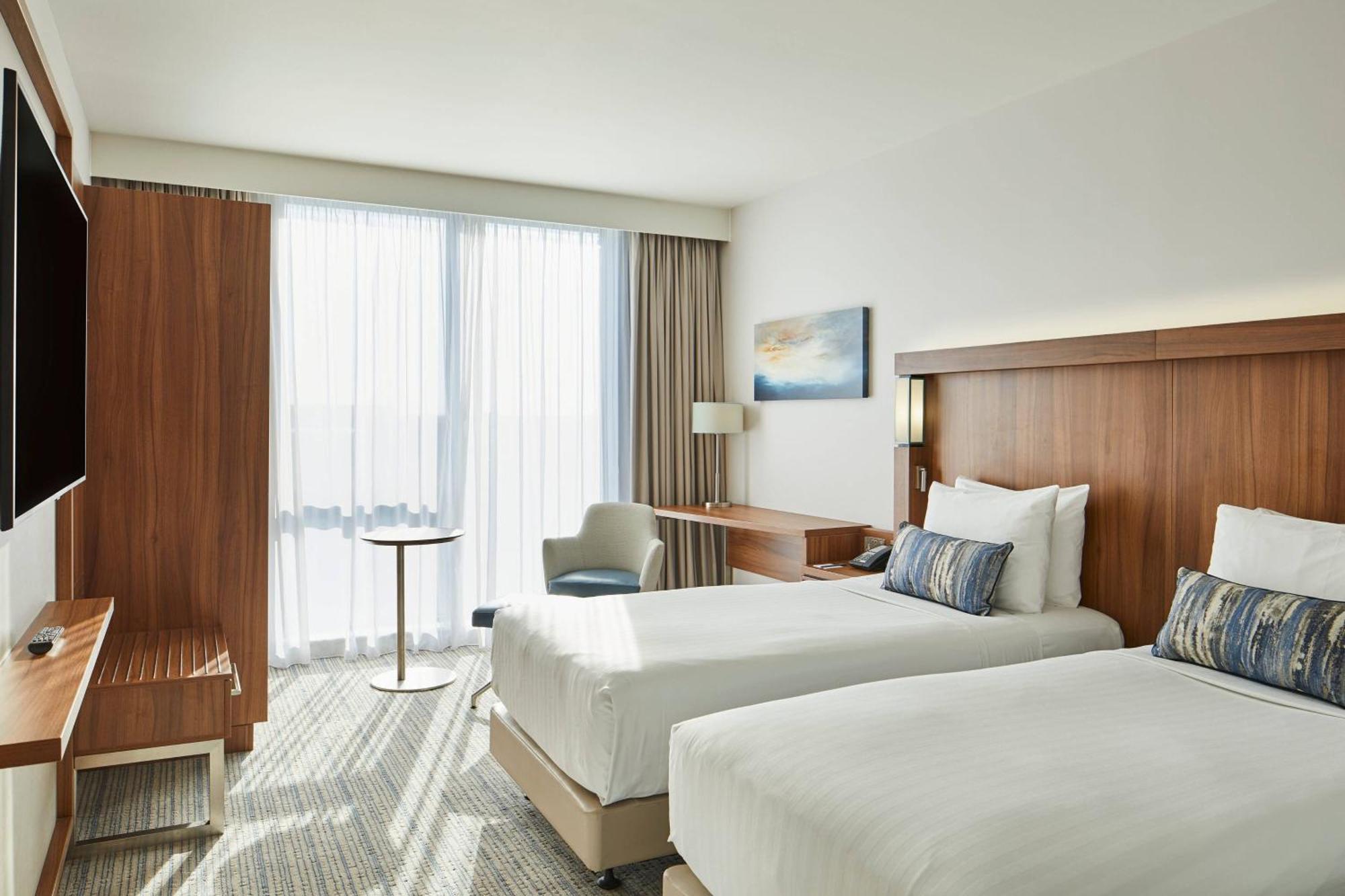 Courtyard By Marriott London Heathrow Airport Hotel Harlington  Bagian luar foto